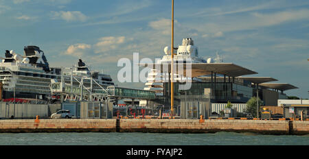Marittima Cruise Terminal Isonzo 1-2, Hafen von Venedig, vor Anker Kreuzfahrtschiff Celebrity Constellation Stockfoto