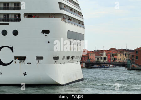 Großes Kreuzfahrtschiff MSC Magnifica, IMO 9387085, gegenüber der Insel Giudecca. Stockfoto