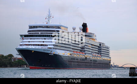 Kreuzfahrtschiff MS Queen Elizabeth (Cunard Line), IMO 9477438 Stockfoto