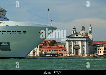 Großes Kreuzfahrtschiff MSC Magnifica, IMO 9387085, in Venedig Stockfoto