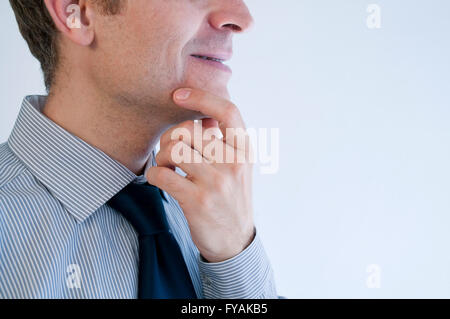 Mann denkt, Hand am Kinn. Schließen Sie die Ansicht. Stockfoto