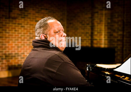 Die englische jazz-Pianist Julian Joseph während Ton in der Turner Sims Concert Hall, Southampton, England überprüft. Stockfoto