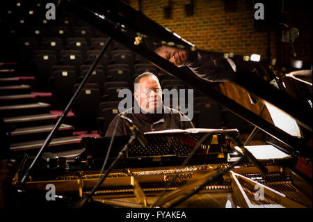 Die englische jazz-Pianist Julian Joseph während Ton in der Turner Sims Concert Hall, Southampton, England überprüft. Stockfoto