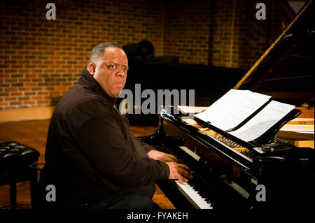 Die englische jazz-Pianist Julian Joseph während Ton in der Turner Sims Concert Hall, Southampton, England überprüft. Stockfoto