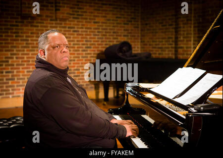 Die englische jazz-Pianist Julian Joseph während Ton in der Turner Sims Concert Hall, Southampton, England überprüft. Stockfoto