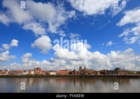 King's Lynn, Norfolk und der Fluss Great Ouse von West Lynn gesehen. Stockfoto