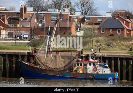 Angelboot/Fischerboot vertäut am King's Lynn, Norfolk, England. Stockfoto