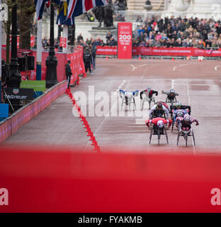 Rollstuhl-Rennen Spitzensportler Finisher beim London-Marathon 2016 Jungfrau Geld Stockfoto