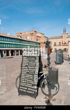 Speisekarte an Bord am Hauptplatz. Almagro, Provinz Ciudad Real, Castilla La Mancha, Spanien. Stockfoto