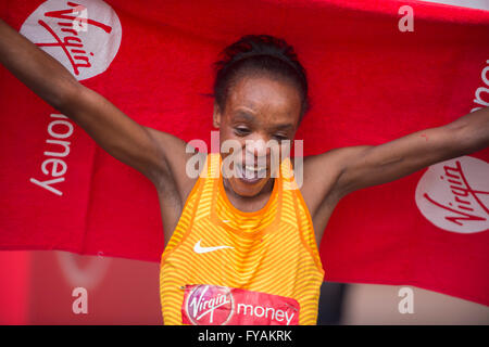 Die Mall, London, UK. 24. April 2016. 2016 Virgin London Marathon. Elite Damen Rennsieger Jemima Sumgong (KEN). Stockfoto