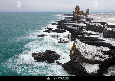 Londrangar, paar vulkanischen Stecker aus Basalt im Schnee im Winter, Snaefellsnes, Island Stockfoto