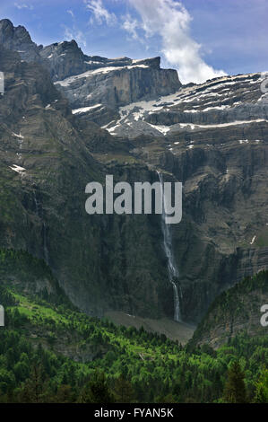 Der Cirque de Gavarnie und die Gavarnie-Fälle / Grande Cascade de Gavarnie, höchsten Wasserfall von Frankreich in den Pyrenäen Stockfoto