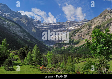 Der Cirque de Gavarnie und die Gavarnie-Fälle / Grande Cascade de Gavarnie, höchsten Wasserfall von Frankreich in den Pyrenäen Stockfoto