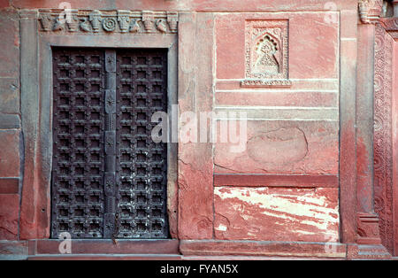 Tür, Agra Fort, auch bekannt als Red Fort, Agra, Uttar Pradesh, Indien Stockfoto