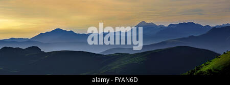 Bergketten bei Sonnenaufgang gesehen vom Col d'Aubisque in Pyrénées-Atlantiques, Pyrenäen, Frankreich Stockfoto