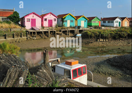 Bunte Kabinen der Austernzüchter im Hafen von Le Château-d 'Oléron auf der Insel Ile d' Oléron, Charente-Maritime, Frankreich Stockfoto