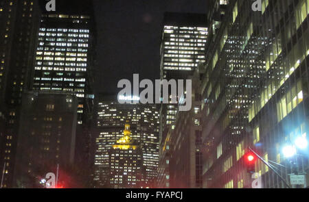 Abends Blick auf Park Avenue mit Met Life Building, aka der PanAm Gebäude mit Helmsley Turm Stockfoto