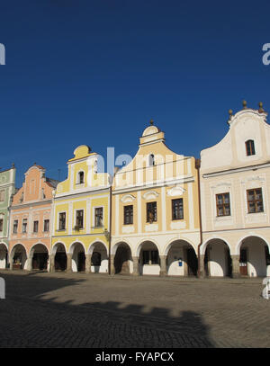 Telc Barock Stadthäuser mit Renaissance-Torbogen, Süd-Mähren, Tschechische Republik, UNESCO-Weltkulturerbe Stockfoto