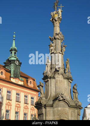 Mittelalterliche Stadt von Jindrichuv Hradec mit Pest Memorial und Stadthäuser, Tschechien. Stockfoto