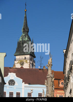 Mittelalterliche Stadt von Jindrichuv Hradec mit Pest Memorial und Stadthäuser, Tschechien. Stockfoto