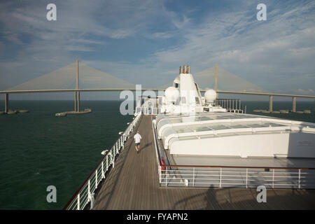 Holland America Cruise Schiff MS Veendam soeben unter der Sonne-Brücke verlassen Tampa für eine Kreuzfahrt durch die Karibik Stockfoto