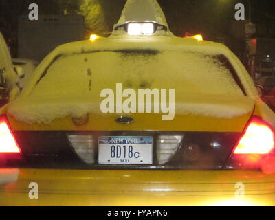 New York City Taxi trotzt Blizzard sind in Richtung JFK Ankunftshallen Tippbetrieb Stockfoto