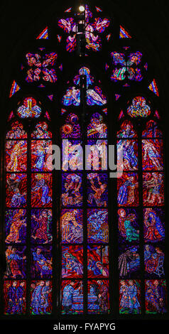 Glasfenster in St. Vitus Cathedral, Prag, mit Szenen der Passion Jesu Christi Stockfoto