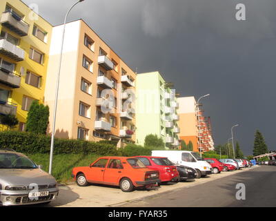 Dacice, Tschechische gehisst, bunte Wohnung Betongebäude mit Autos geparkt vor Stockfoto