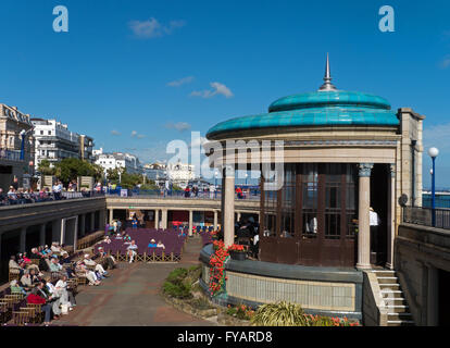 Das berühmte Eastbourne Bandstand und das Meer, Eastbourne, East Sussex, England Stockfoto