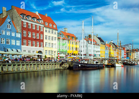 Nyhavn in Kopenhagen an einem sonnigen Tag Stockfoto