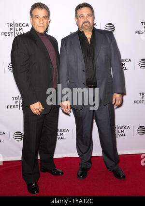 New York City, USA - 24. April 2016: Nick Falcone und Garry Pastore besuchen fast Paris premiere Stockfoto