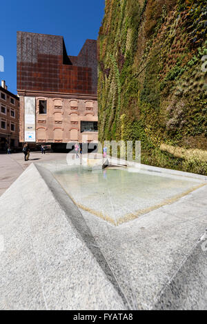 Madrid. Spanien. CaixaForum Madrid, Vertical Garden (2008) vom französischen Botaniker Patrick Blanc, Paseo del Prado. Stockfoto