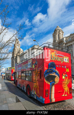 Sightseeing-Bus an der Pier Head, Liverpool, Merseyside, England, UK Stockfoto