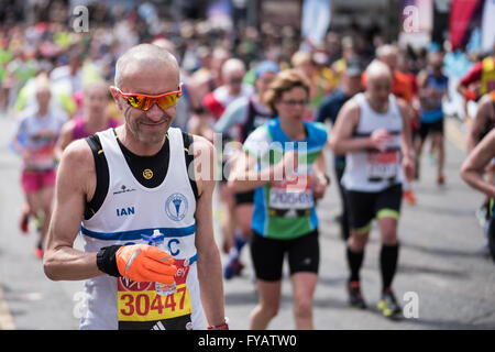LONDON - 24. April 2016. Der London-Marathon. Das Rennen war Chris Brasher und John Disley. Stockfoto