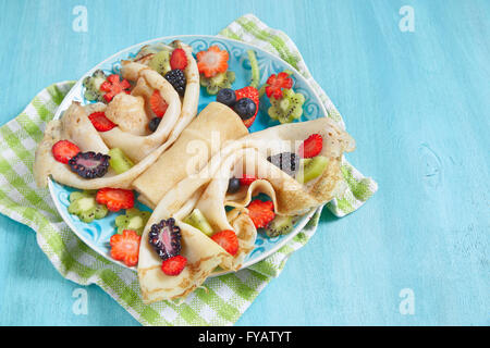 Lustiger Schmetterling-förmige Crêpes mit Beeren Stockfoto