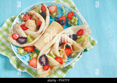 Lustiger Schmetterling-förmige Crêpes mit Beeren Stockfoto