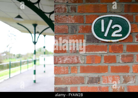 Gleis 1/2, Breamore, Hampshire, UK. Einem ehemaligen Bahnhof neben dem Avon Valley Land Pfad. Jetzt Geschäftsräume. Stockfoto