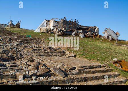 Beschädigt während der Juli kämpfen Gedenkanlage an der Oberseite der Saur-Graves (wie eine Folge der Angriffe im August 2014 kompl. Stockfoto