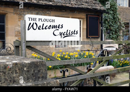 Radfahrer Willkommen Schild am Pflug Inn, Fairford, Gloucestershire, England, UK. Stockfoto