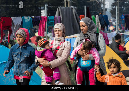 Zwei Frauen gehen mit ihren Kindern am 17. März 2015 im Flüchtlingslager Eidomeni, Griechenland. Stockfoto