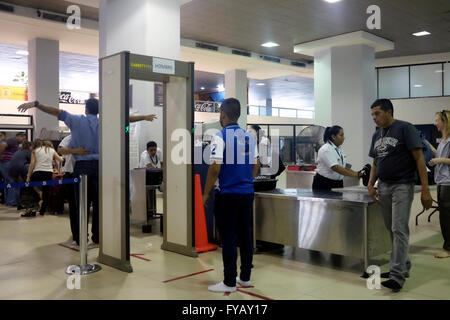 Passagiere werden eingecheckt Sicherheitskontrolle vor dem Flug Abflug-Gates am Flughafen La Aurora in Guatemala-Stadt in Guatemala Zentralamerika betreten Stockfoto