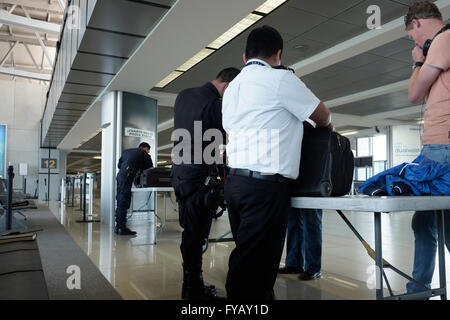 Passagier wird eingecheckt Sicherheitskontrolle vor dem Flug Abflug-Gate am Flughafen La Aurora in Guatemala-Stadt in Guatemala Zentralamerika betreten Stockfoto