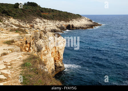 Naturpark Kamenjak, Premantura, Istrien, Kroatien. Kap Kamenjak. Der Park ist etwa zehn Kilometer von Pula entfernt, es ist der Lebensraum der Mittelmeer-Mönchsrobbe. Stockfoto