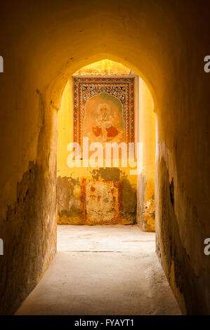 Wandbild von der elefantenköpfige Hindugott Ganesha, gesehen durch einen Torbogen in Mehansar Fort, Indien Stockfoto