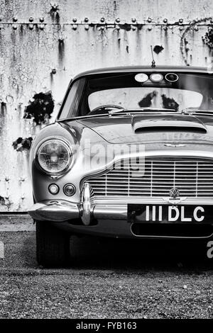 1962 Aston Martin DB4 in Bicester Heritage Centre. Oxfordshire, England. Schwarz / weiß Stockfoto