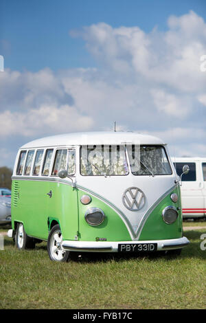 Grünen und weißen VW Split Screen Volkswagen Wohnmobil bei einer VW-Show.  England Stockfoto