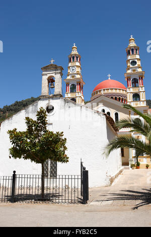 Mehrfarbige griechischen Kirchen in Meskla. Kreta. Vertikal Stockfoto