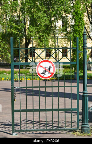 Keine Hunde erlaubt Zeichen auf dem Zaun am Eingang des Parks Stockfoto