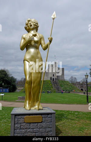 "Die Bassey Cry" Statue der Dame Shirley Bassey von Marc Rees, Cardiff Bus, Cardiff, Wales, UK. Stockfoto