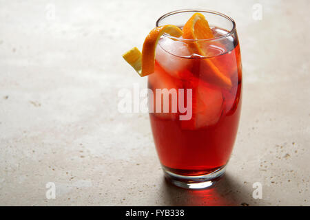 Negroni Cocktail, hergestellt aus Gin, Vermouth und Campari. Serviert mit Eis und Orangenschale. TikTok Trend negroni sbagliato RF. Stockfoto